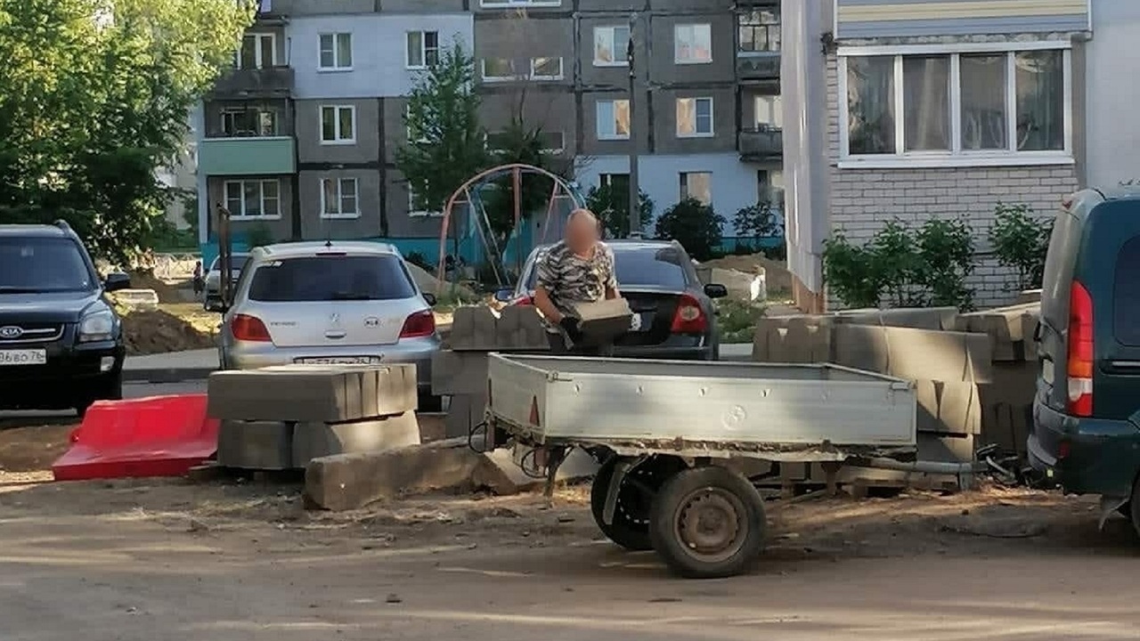 В Ярославской области мужчина вывез в прицепе бордюрный камень