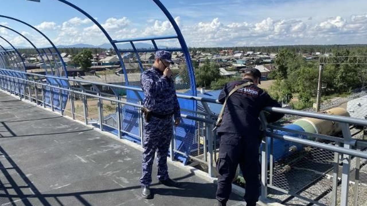 В Бурятии сотрудники Росгвардии спасли мужчину на железнодорожном виадуке