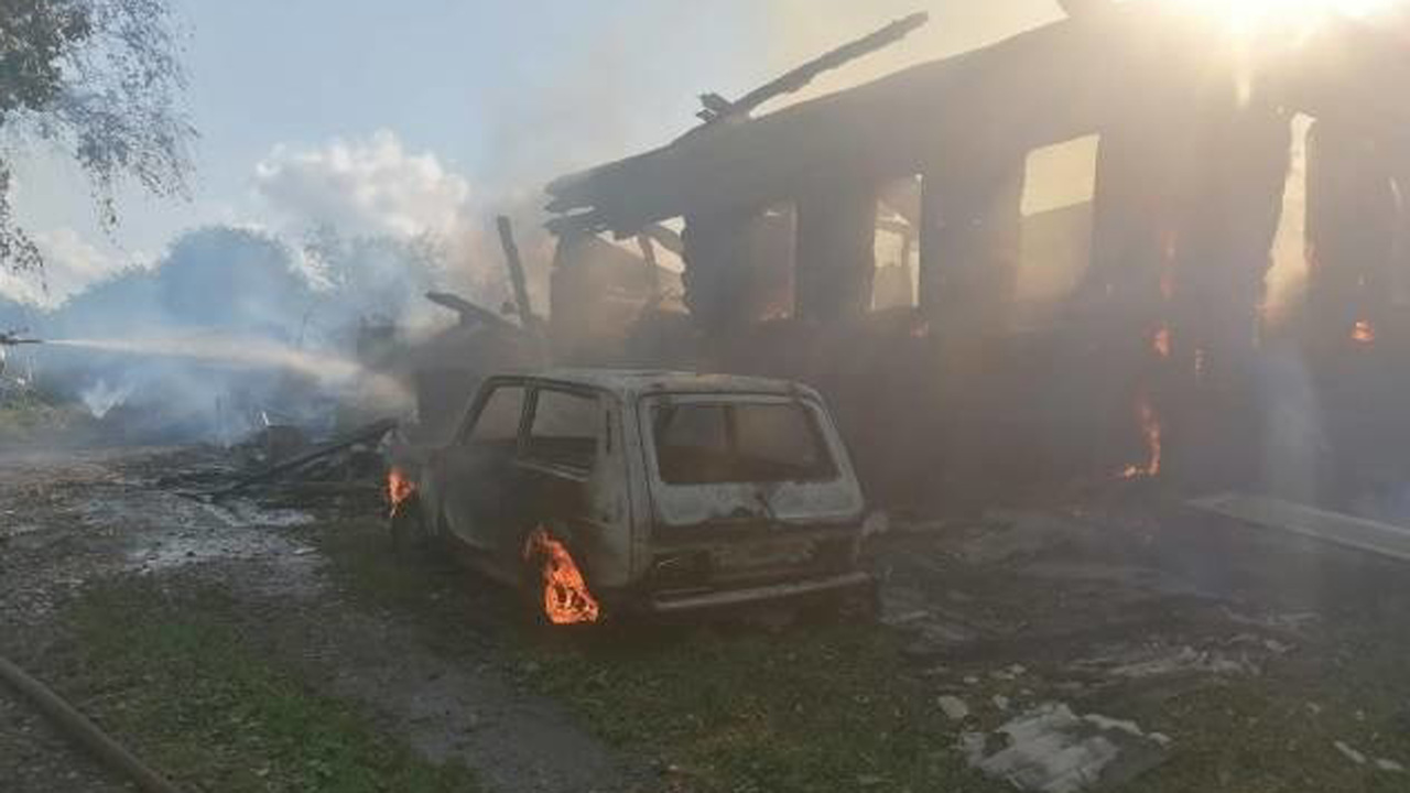В Ярославской области горел частный жилой дом и автомобиль