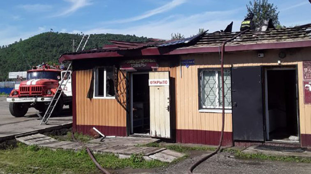 В благовещенской Новопетровке горел магазин промтоваров