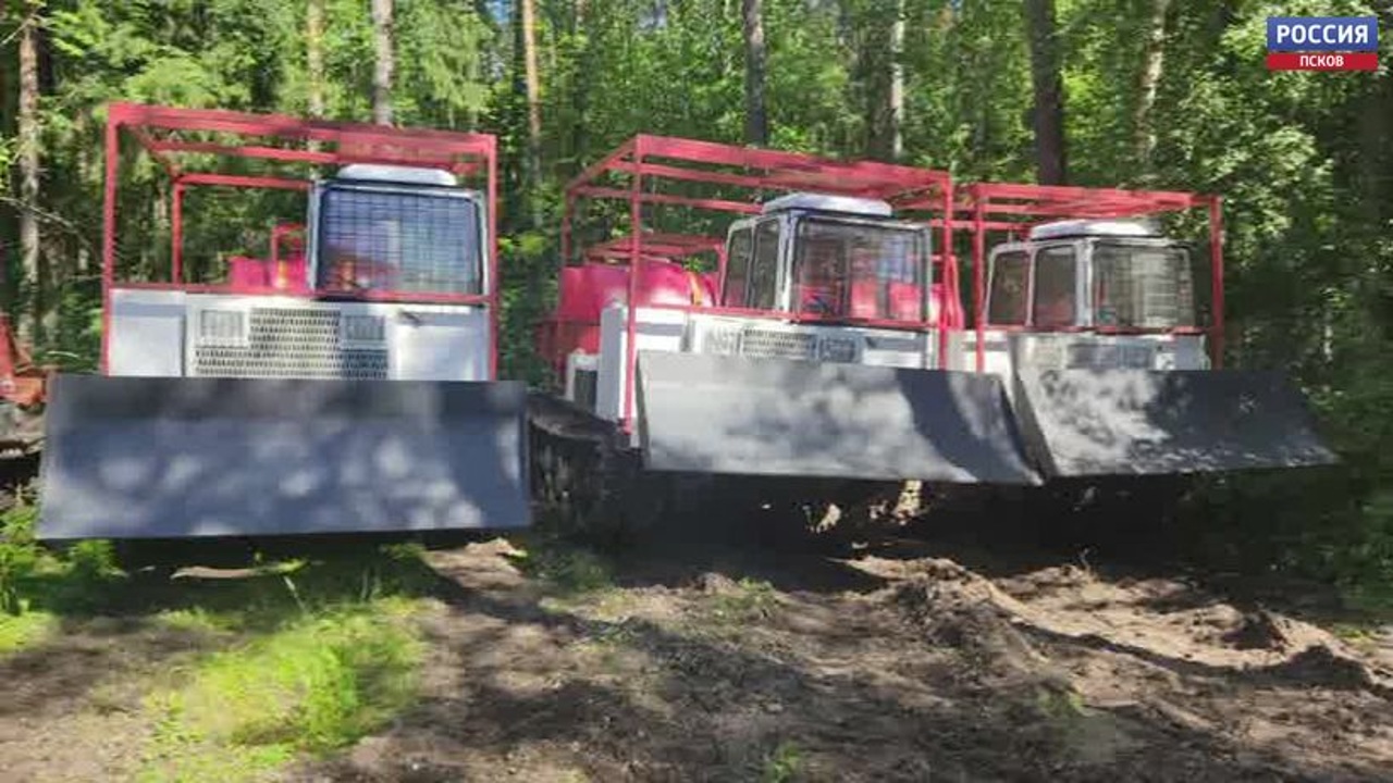 Три гусеничных трактора поступили в парк Противопожарного лесного центра Псковской области
