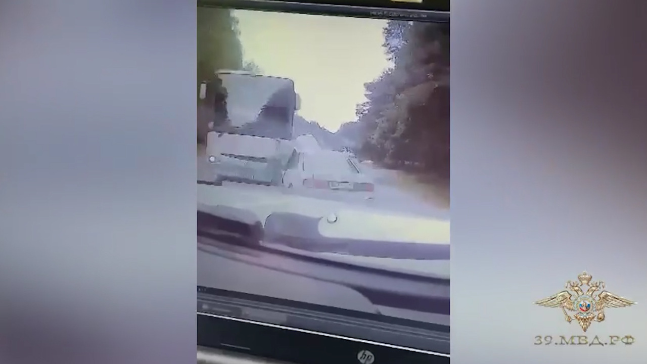 Под Калининградом автобус столкнулся с двумя легковушками