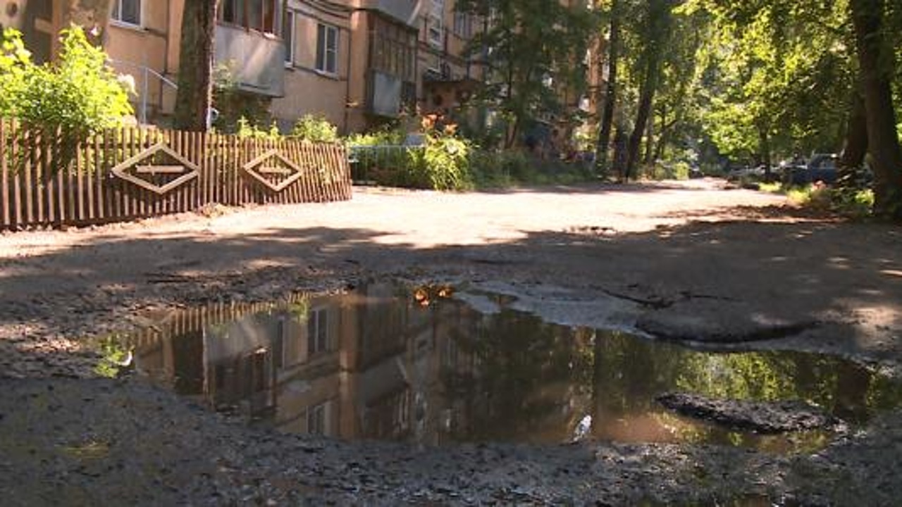 Жители улицы Карпинского не могут найти ответственного за разбитую дорогу