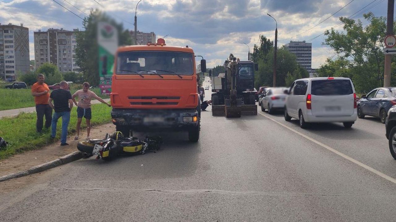 В Ижевске обгонявший "КАМАЗ" мотоциклист врезался в экскаватор