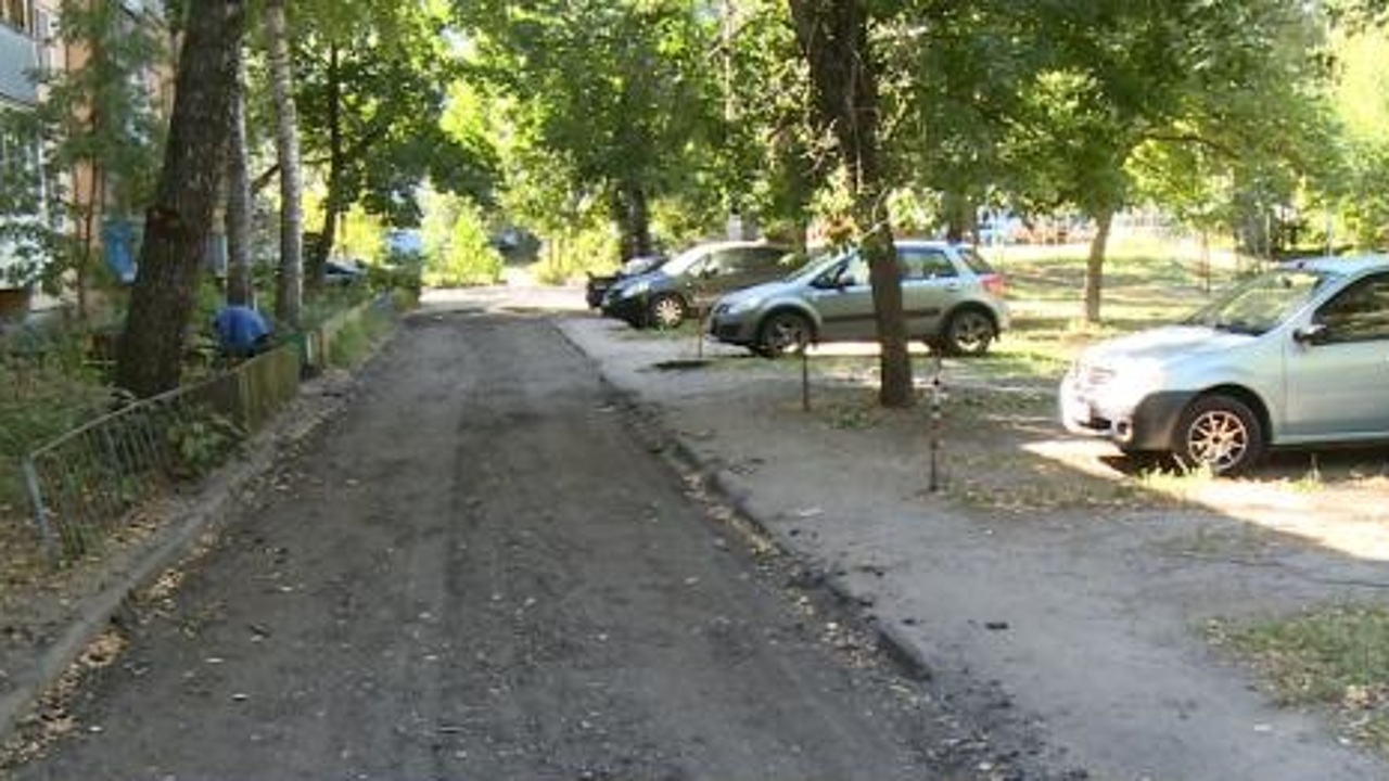 Жители дома на улице Карпинского получат новый асфальт из-за ошибки подрядчиков