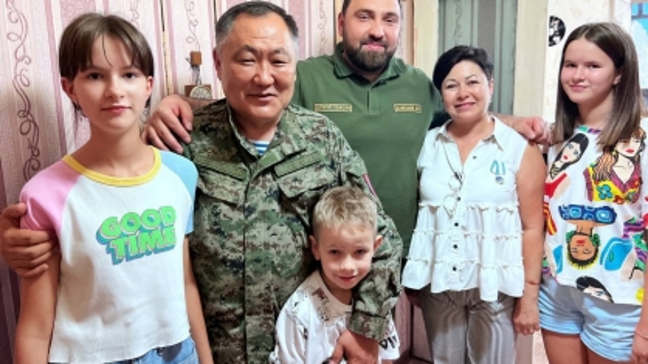 Депутат Хамзаев встретился с многодетными семьями из ЛНР