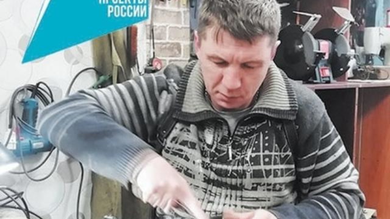 Житель Бурятии исполнил давнюю мечту и открыл сапожную мастерскую
