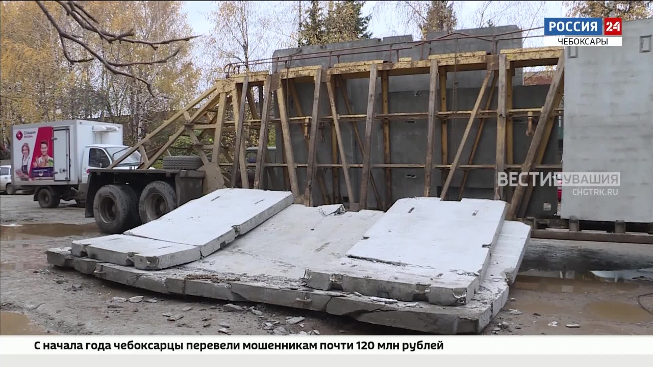 В Чебоксарах на разбитой дороге с большегруза рухнули 13 тонн бетонных плит