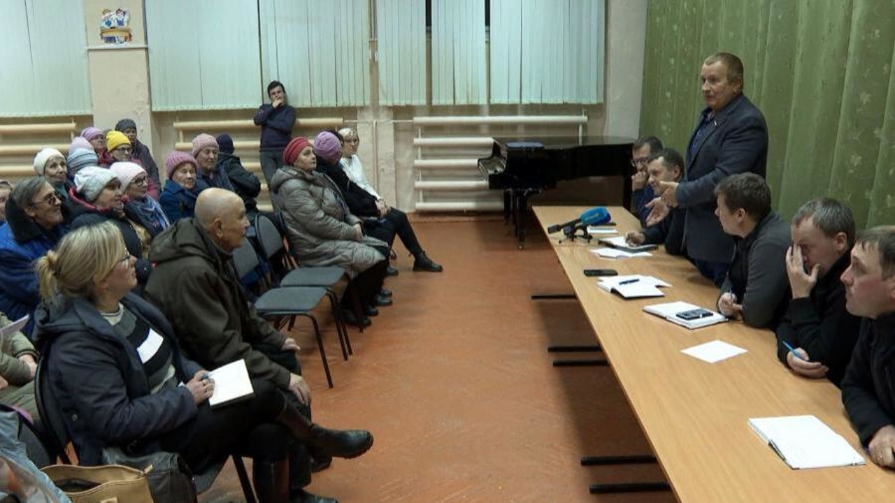Председатель комитета по жилищной политике и коммунальному хозяйству Виктор Заря встретился с жителями острова Кего