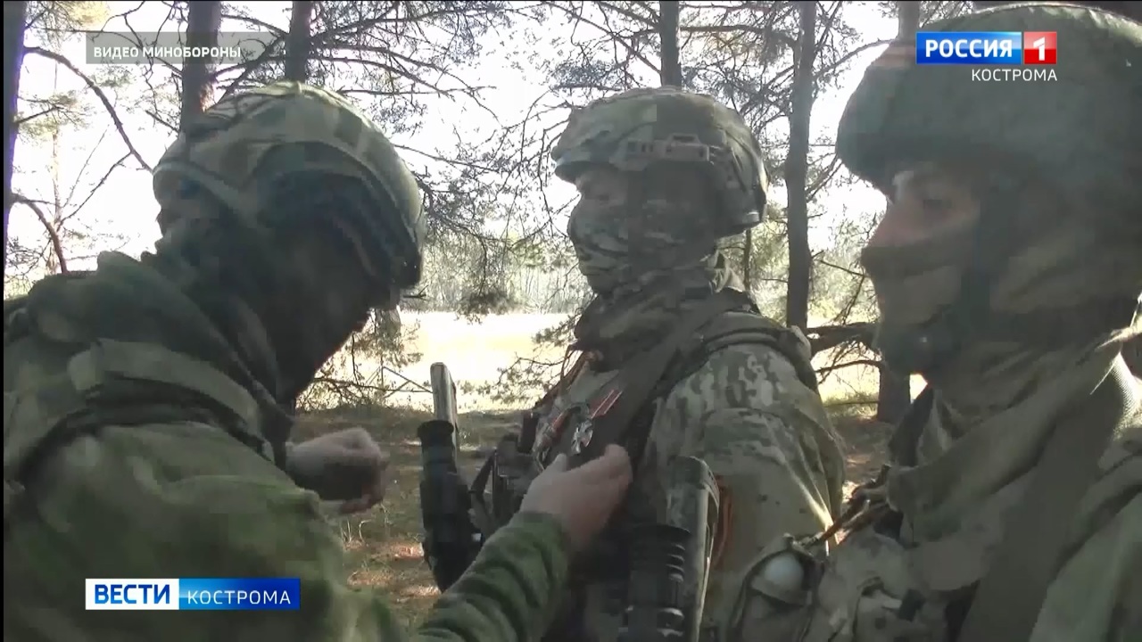Костромским десантникам вручили ордена и медали прямо на передовой