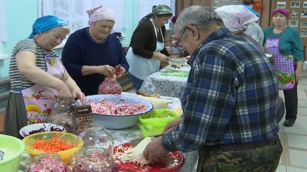 В Прикамье сельчане солят капусту для мобилизованных земляков