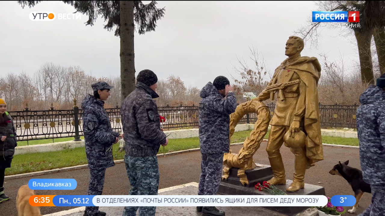 Сотрудники Росгвардии организовали экскурсию по мемориальному комплексу "Барбашово поле" для школьников