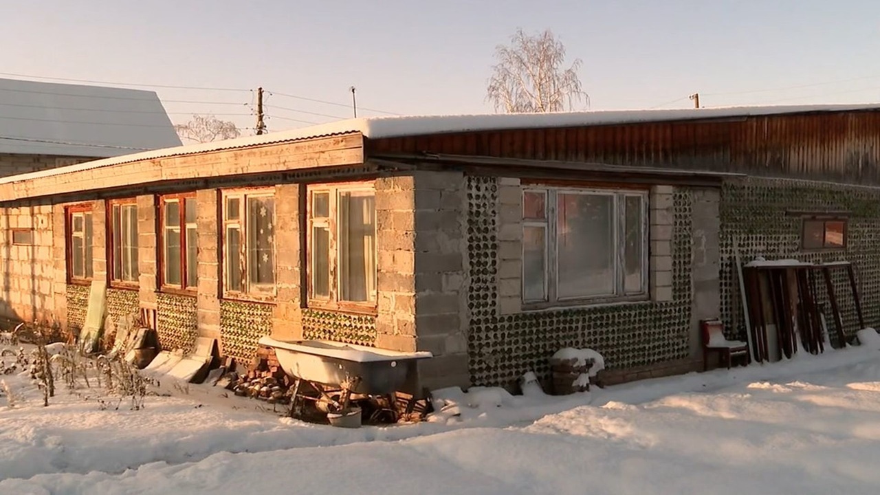 Пермская семья построила дом из 80 тысяч бутылок