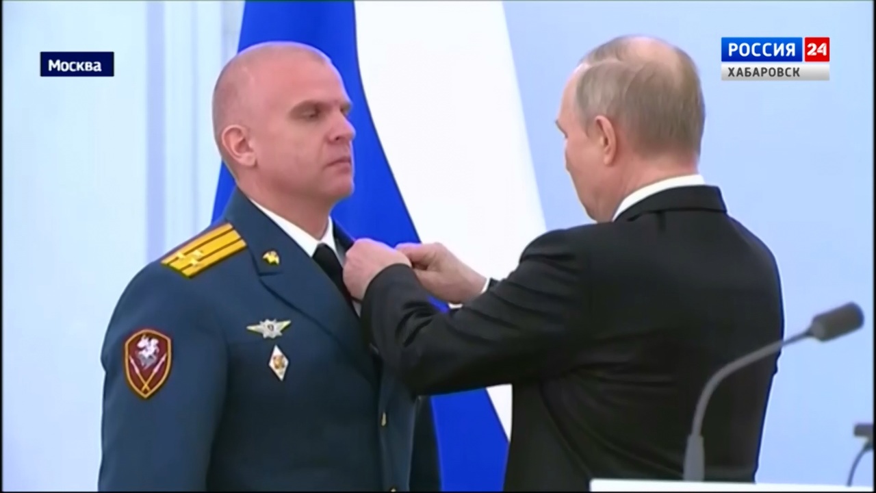 Владимир Путин вручил офицеру из Хабаровского края "Золотую звезду" Героя России