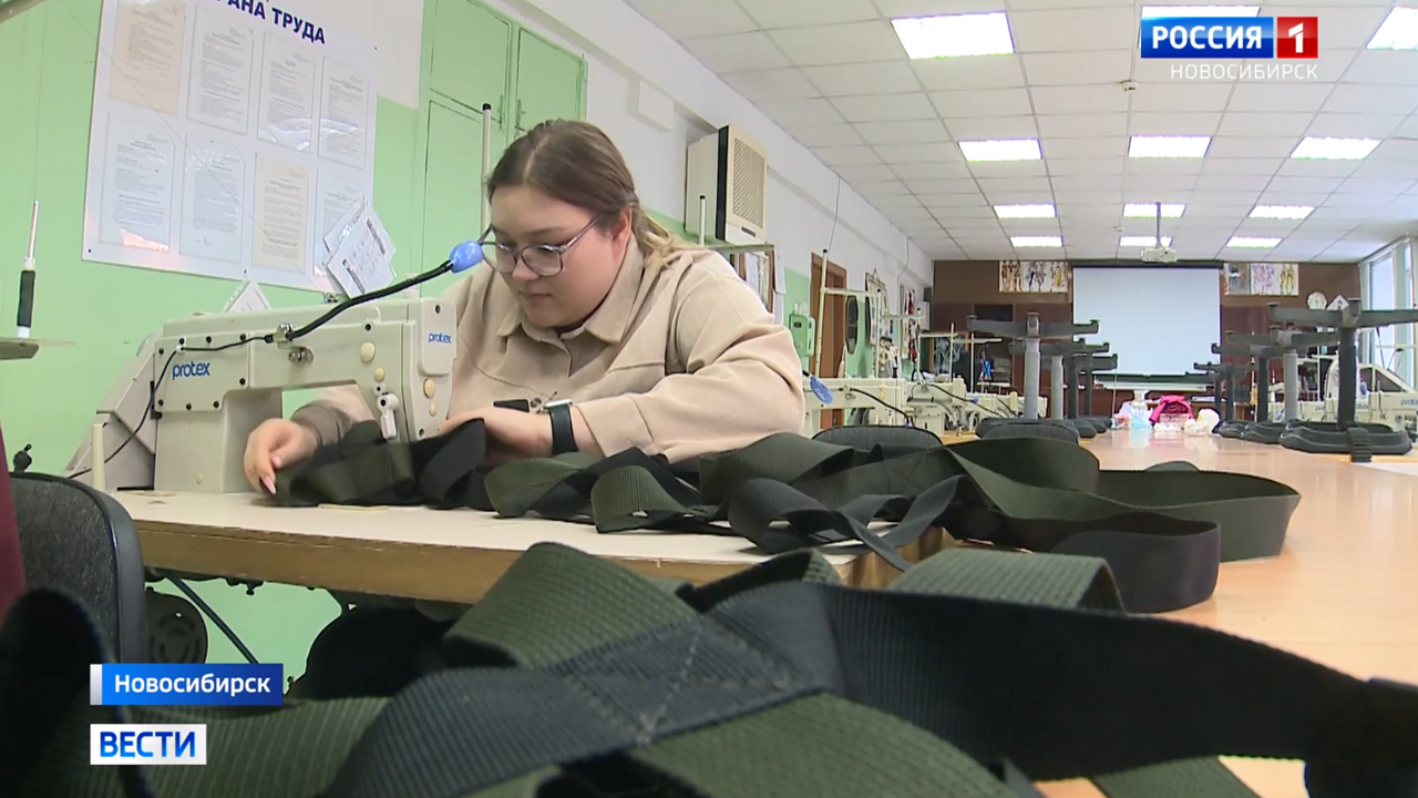 Полтысячи флисовых шарфов сшили новосибирские студентки для бойцов спецоперации