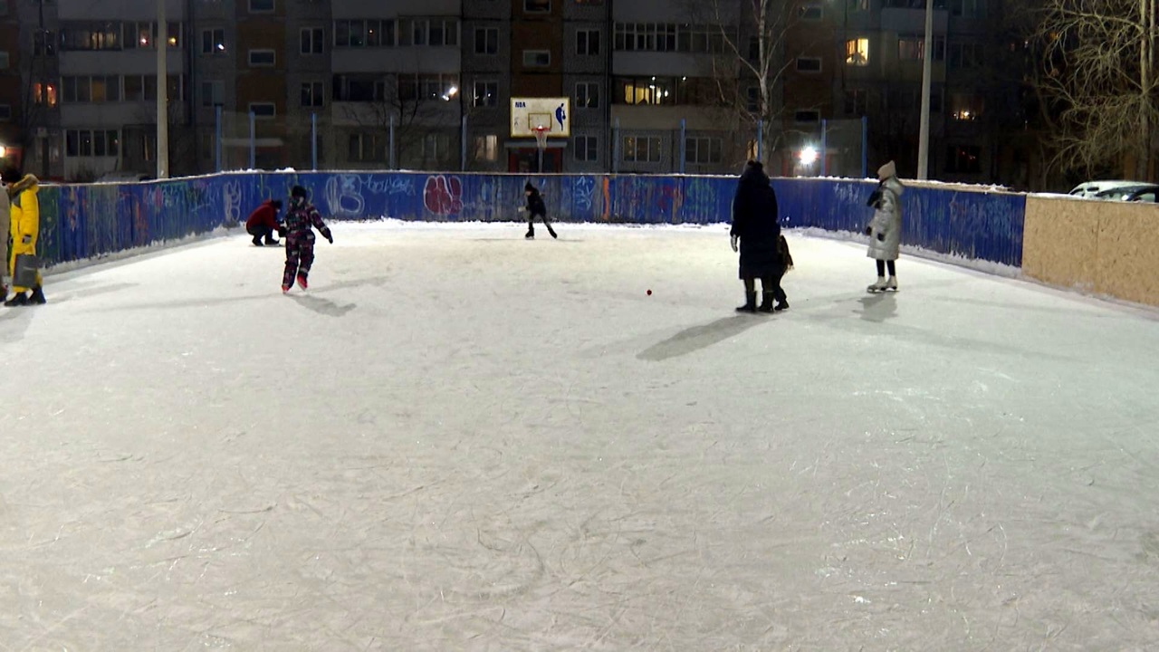 В Архангельске в округе Майская Горка открыли каток
