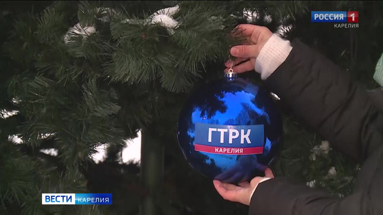Ёлочный шарик "ГТРК Карелия" красуется в Пряже