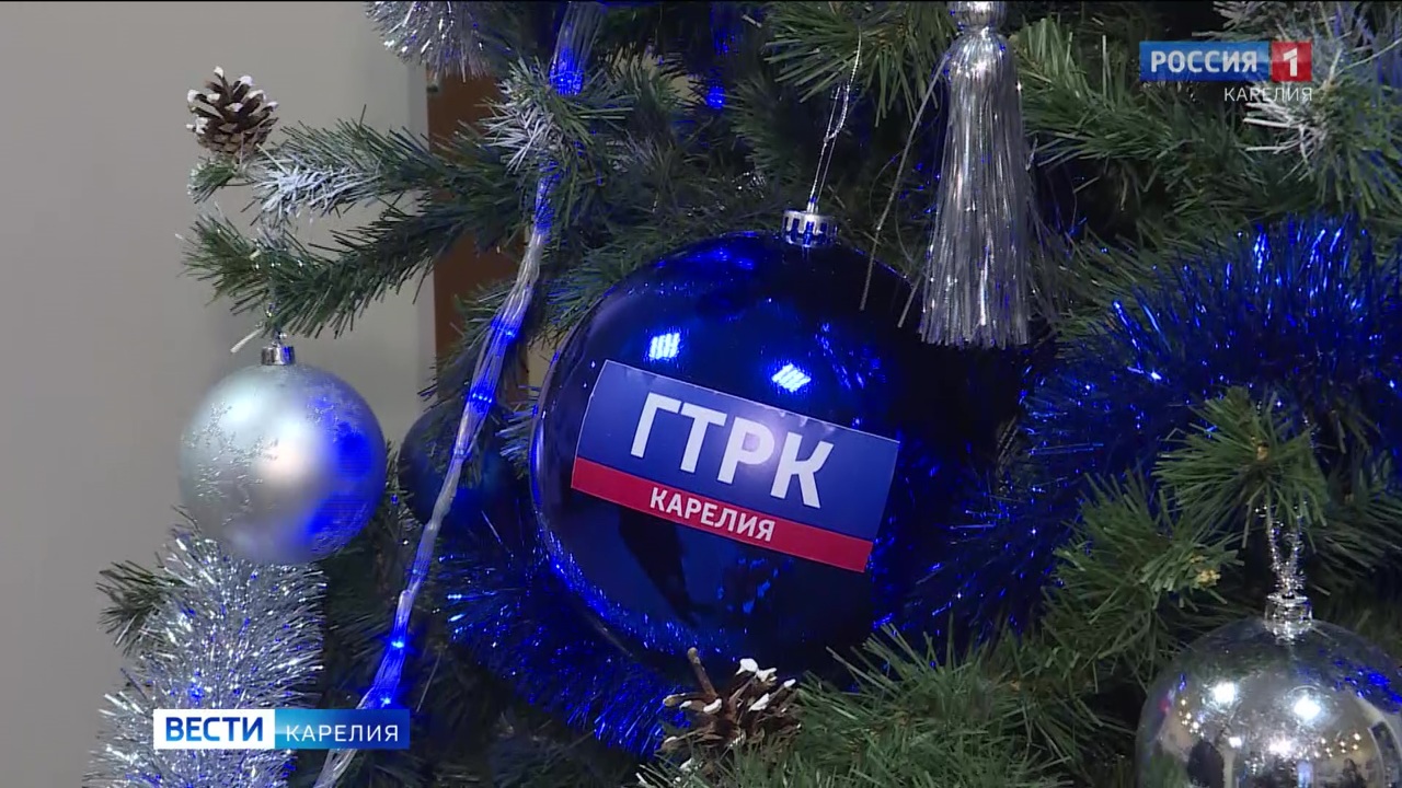 Новогодний шар ГТРК "Карелия" добрался до главной елки ПетрГУ