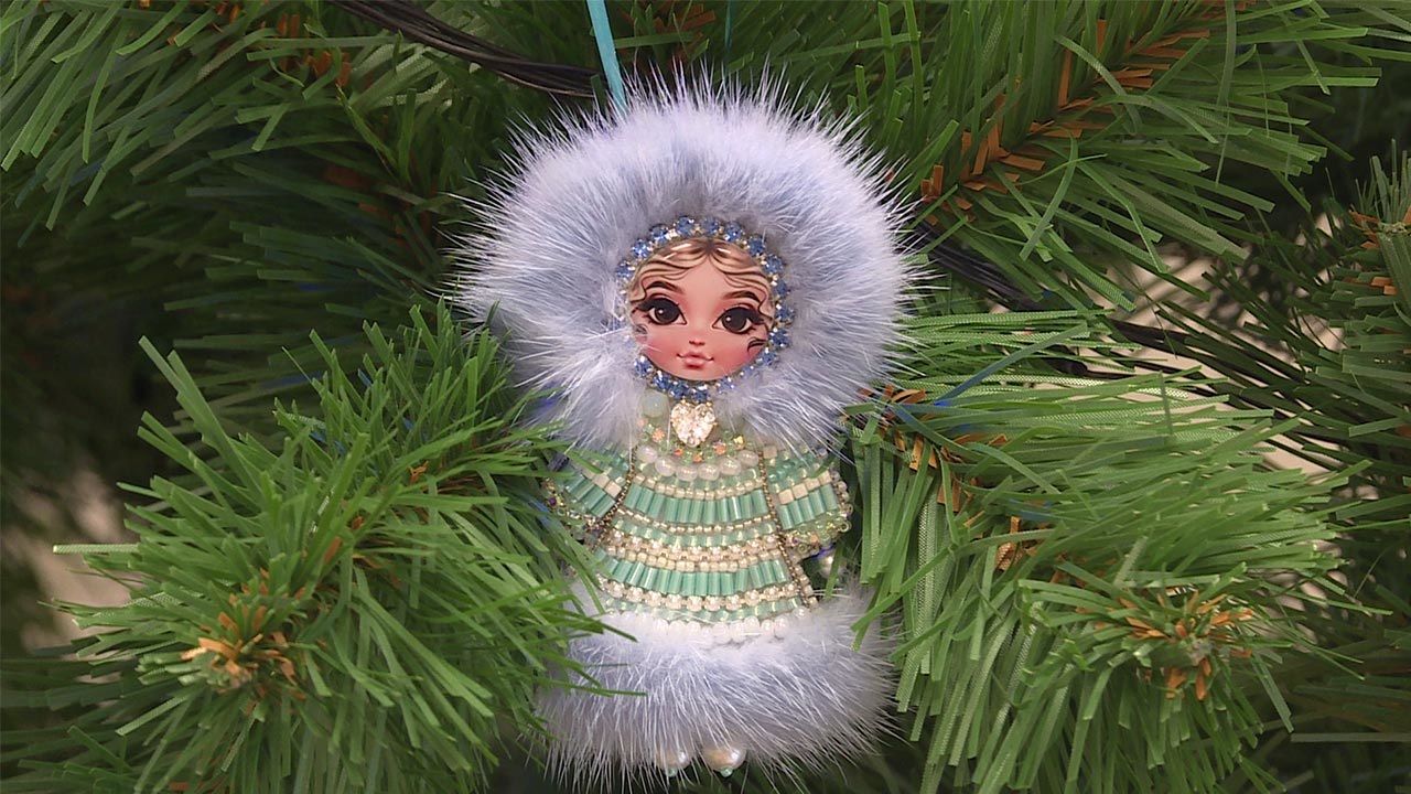Изготовленная калужанкой игрушка украсила новогоднюю ель в Эрмитаже