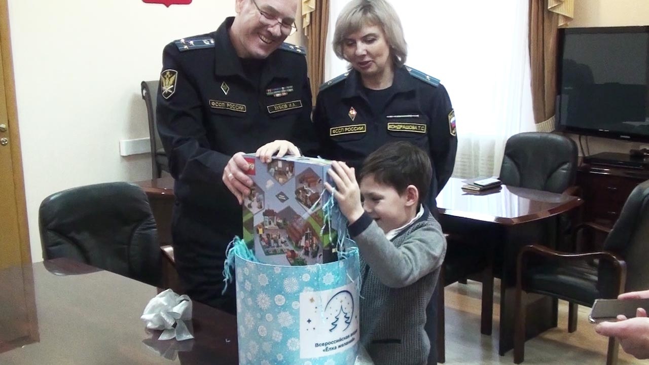 Главный судебный пристав региона исполнил новогоднюю мечту маленького калужанина
