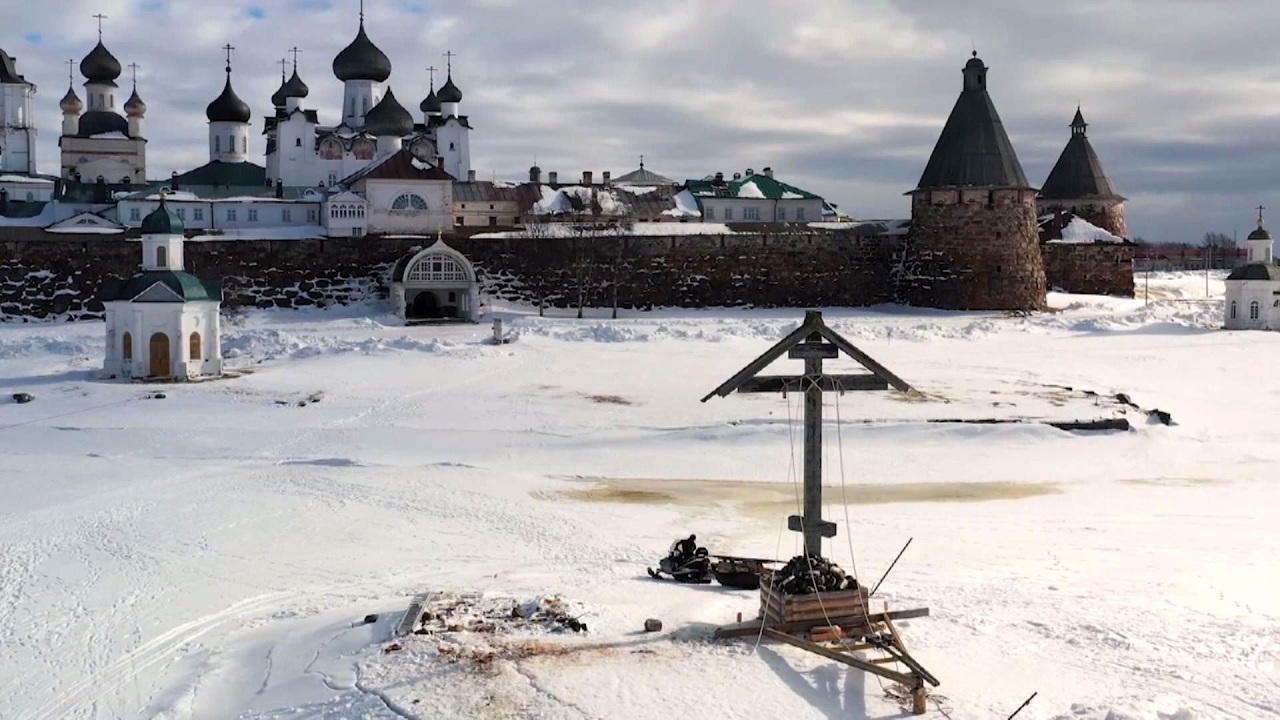 На Соловках установили крест на водах в бухте Благополучия
