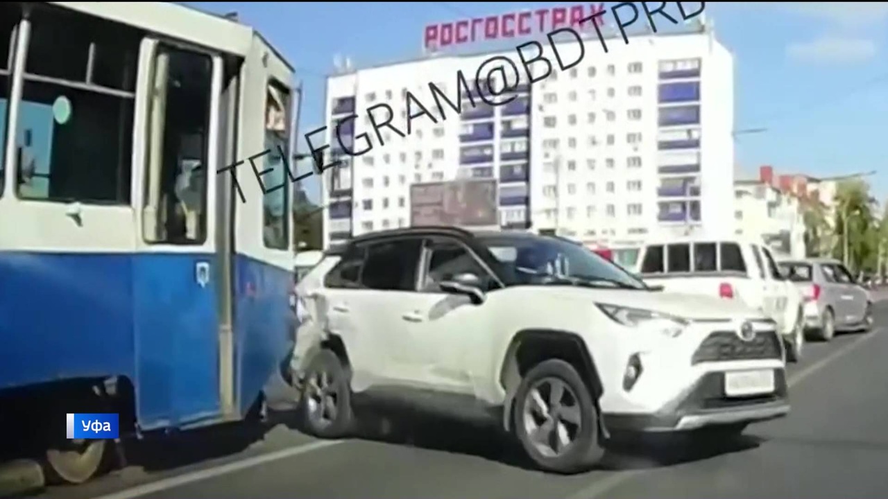 В Уфе образовалась пробка из-за ДТП с участием иномарки и трамвая