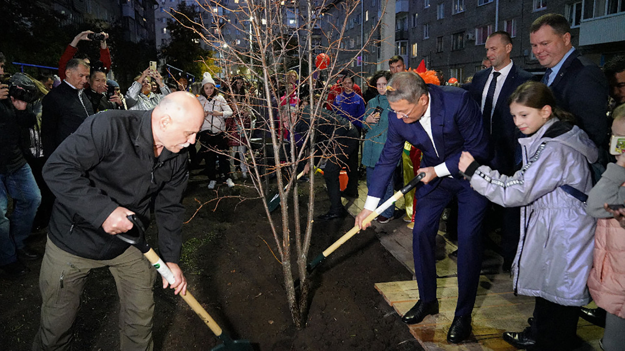 г. Уфа. Ремонт двора дома, где жил Герой России Максим Серафимов, 2023 г.