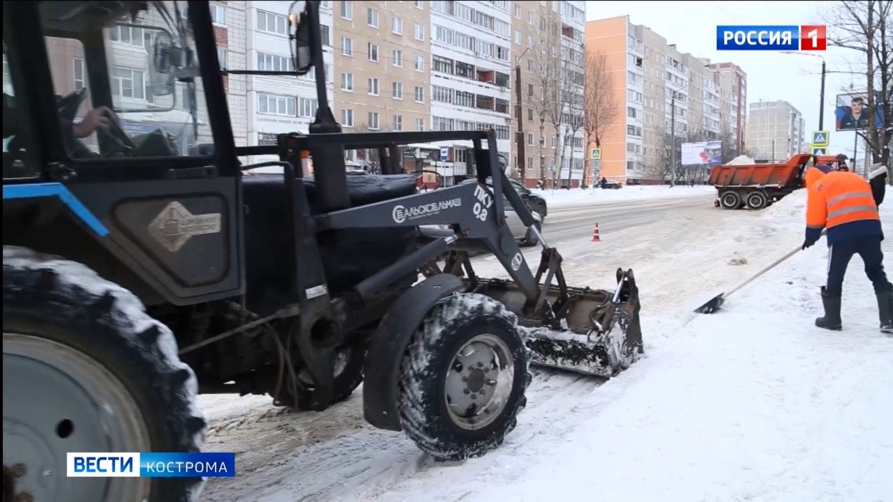 Дорожники в Костроме устраняют последствия многодневных снегопадов