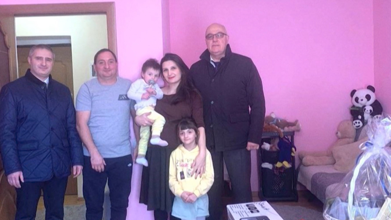 "Елка желаний": полпред Юрий Чайка исполнил мечту 5-летней Аланы из Северной Осетии