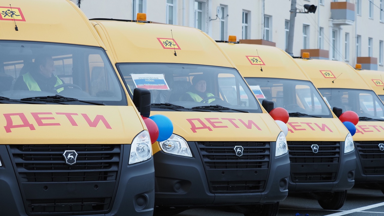 В Саранске вручили ключи от новых школьных автобусов и машин скорой помощи