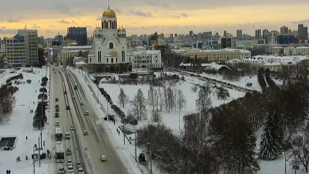 В Екатеринбурге борются с последствиями аномальных снегопадов