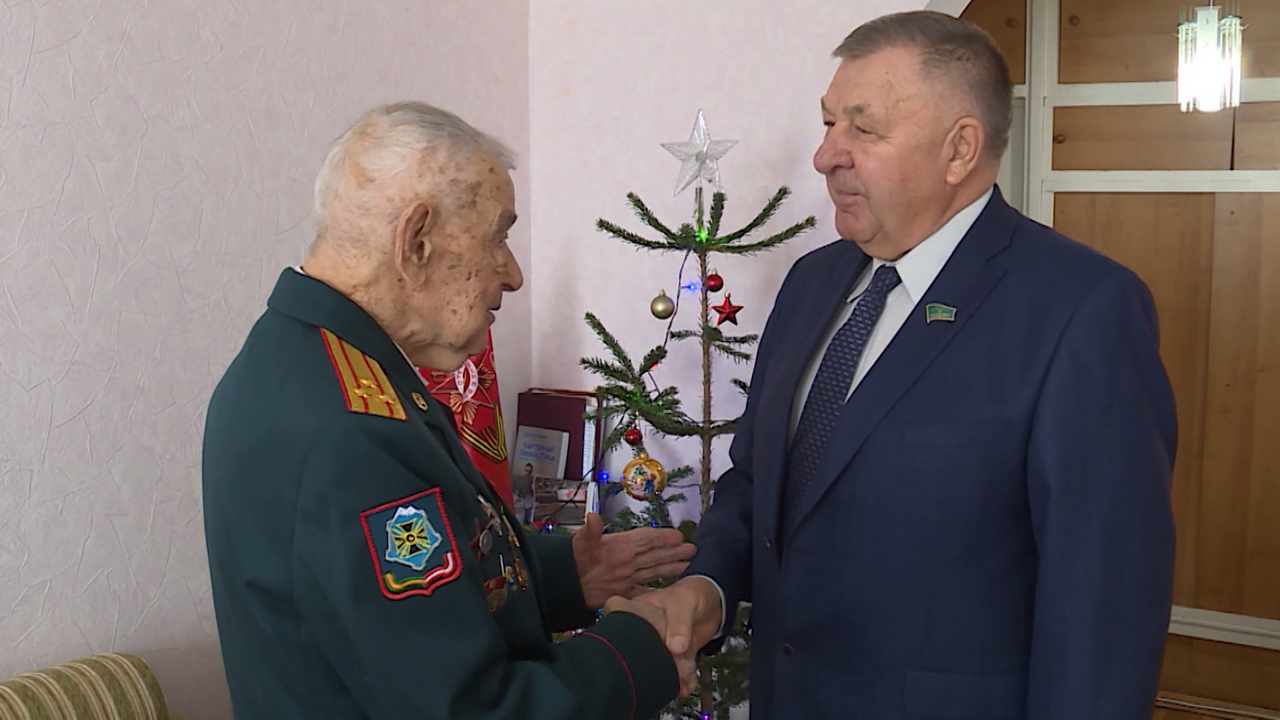 В преддверии наступающего праздника ветеранам Великой Отечественной Войны вручают новогодние подарки