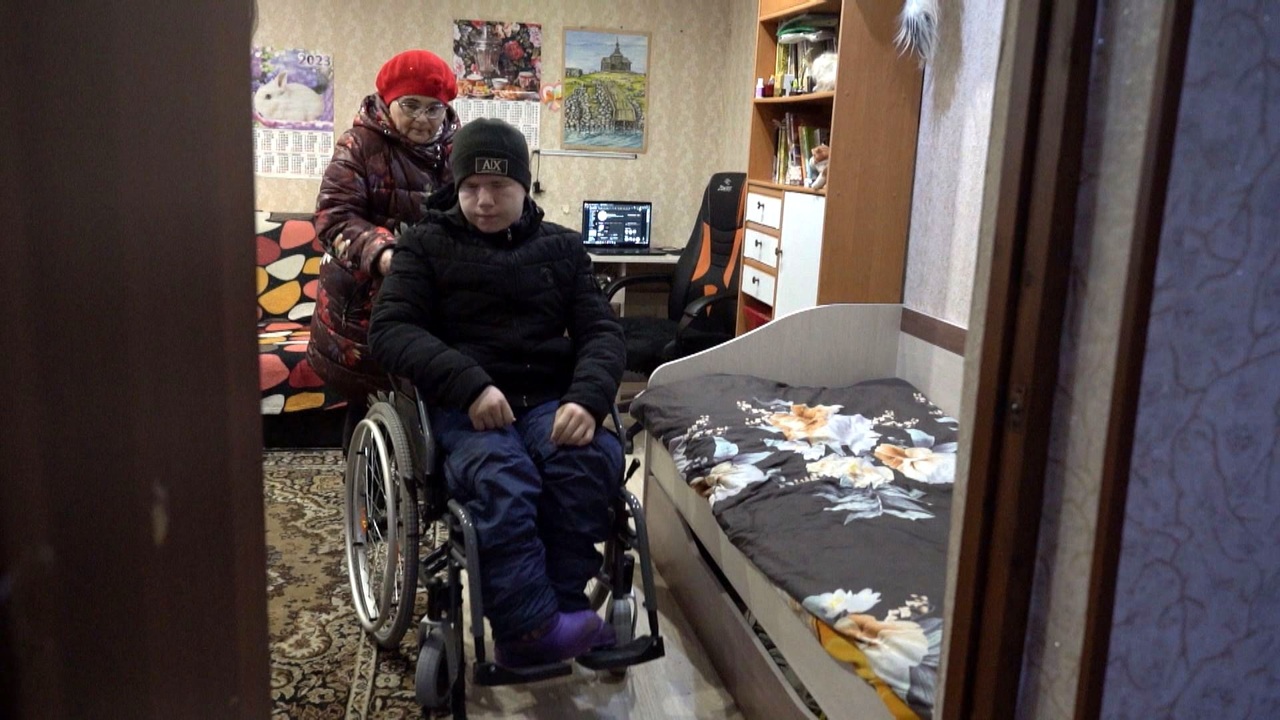 15-летний житель села Холмогоры мечтает о коляске-вездеходе