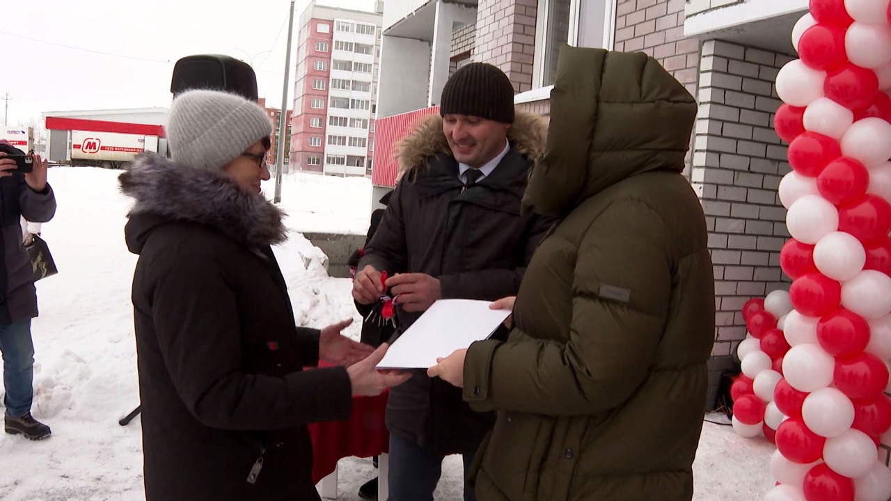 Жителям аварийных архангельских деревяшек вручили ключи от новых квартир