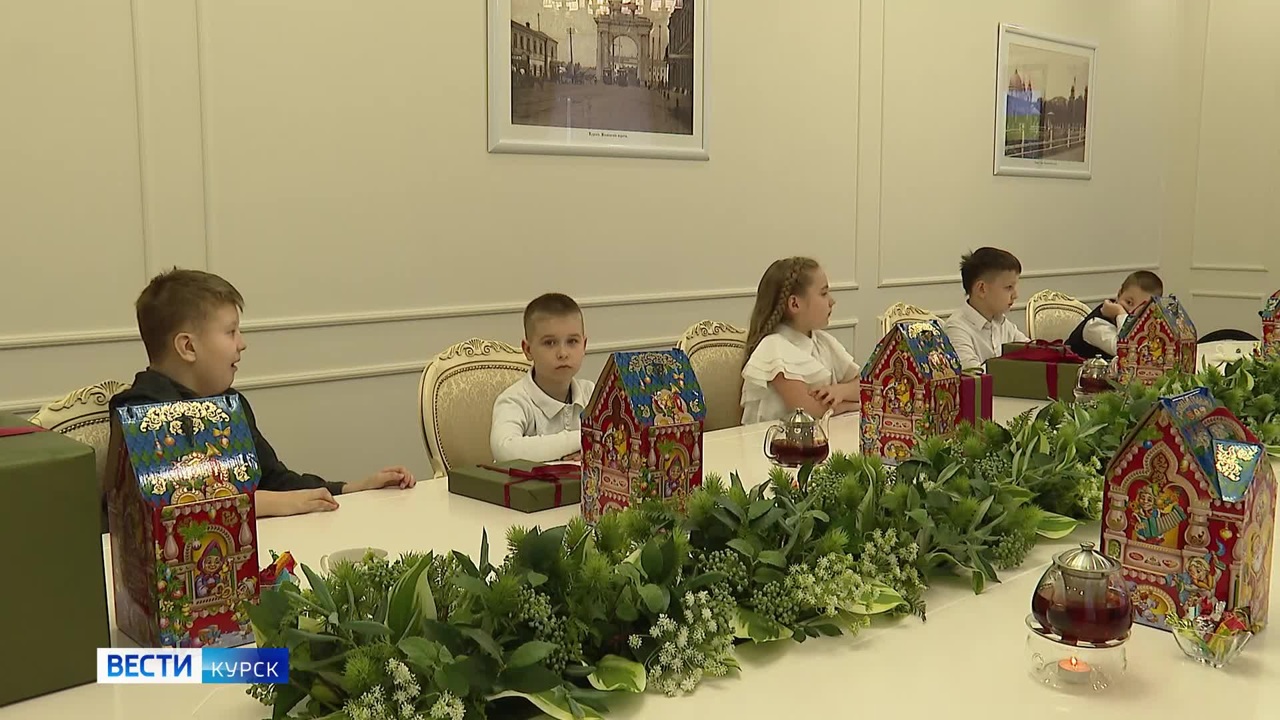 Роман Старовойт вручил юным курянам подарки на Новый год