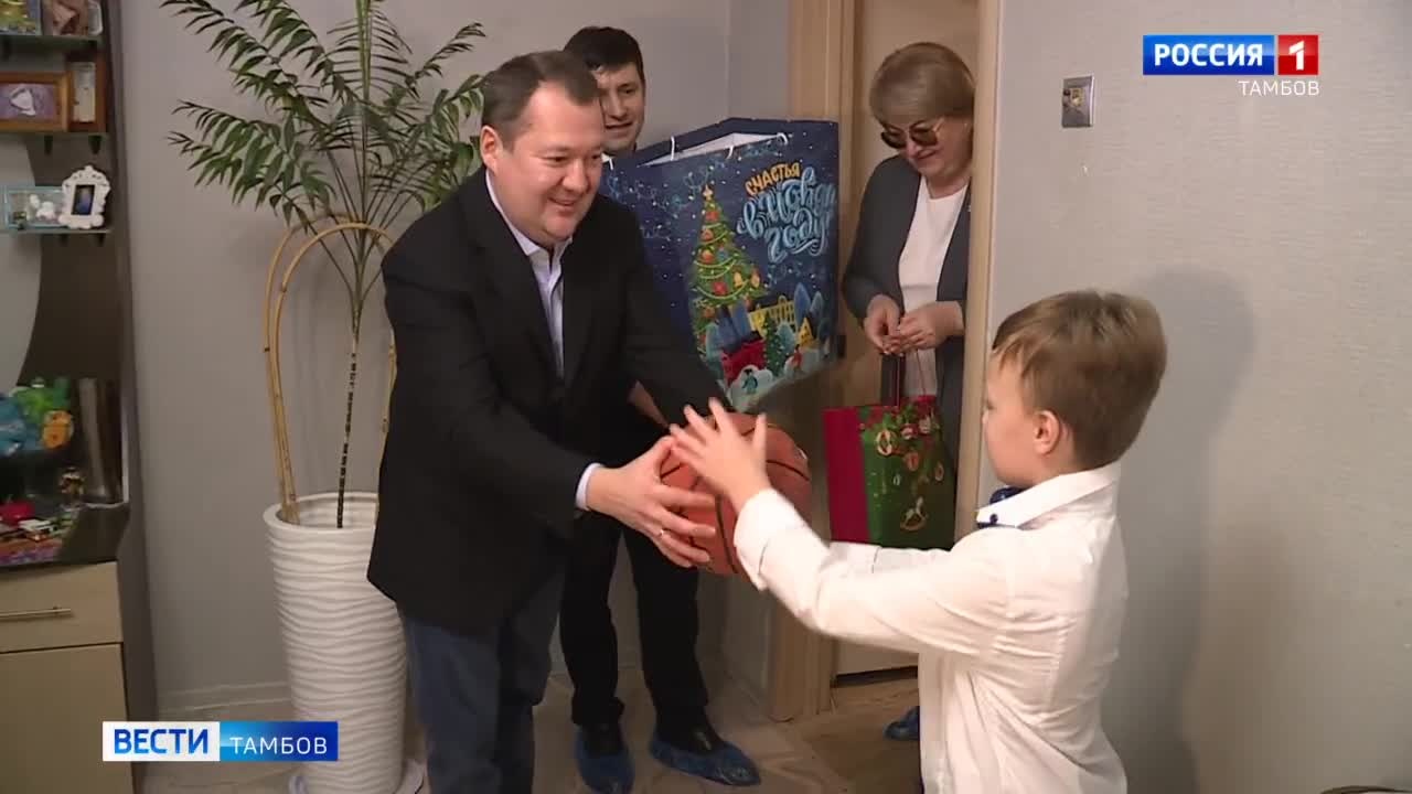 Максим Егоров привез подарок тамбовского школьнику, оставившему пожелание на «Елке желаний»