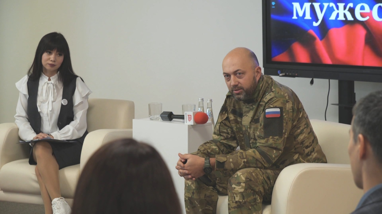 Антон Шопин провел для учеников Тавровской школы урок мужества