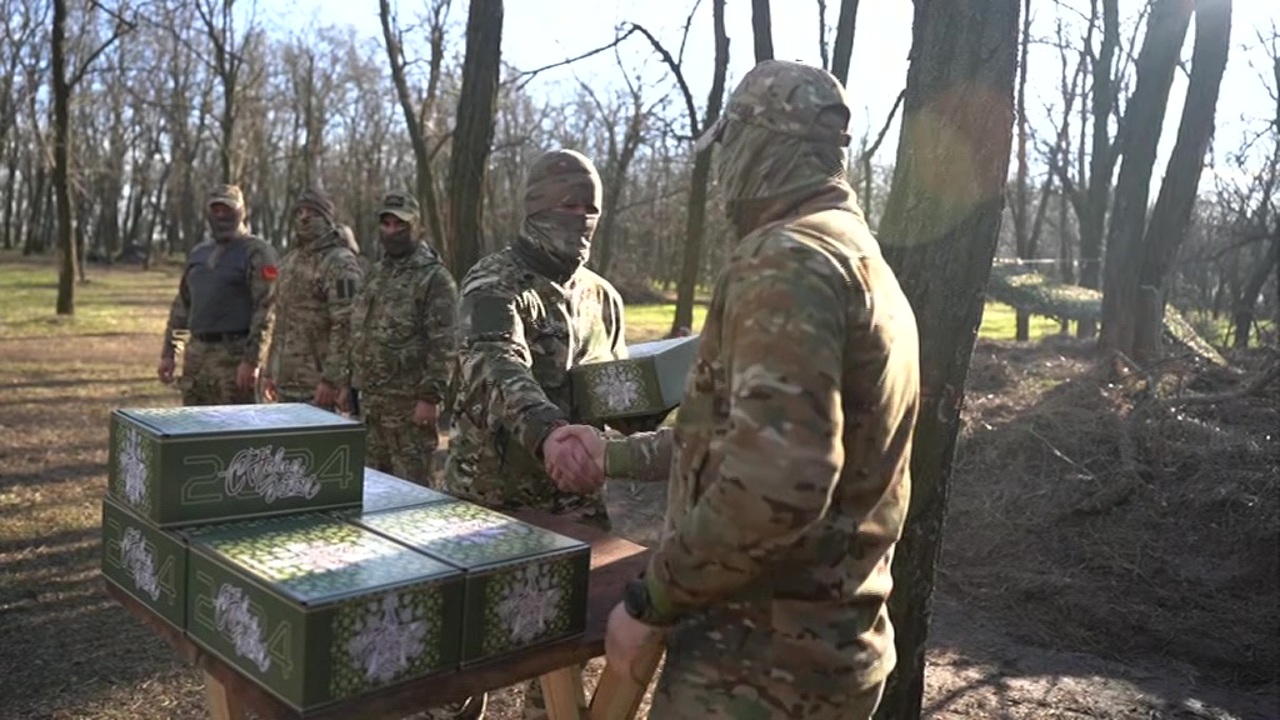 Военные в Херсонской области готовят угощение и подарки