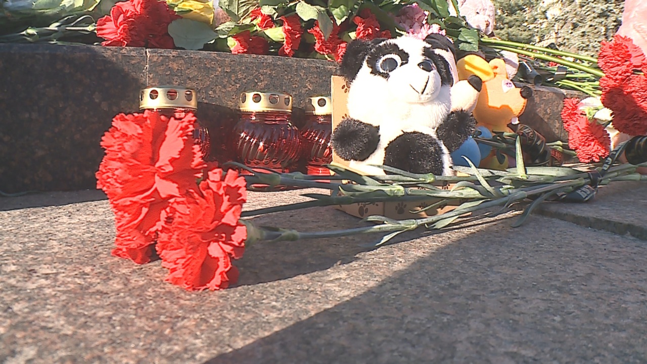 Белгородцы организовали стихийные мемориалы в память о погибших при ракетном ударе ВСУ