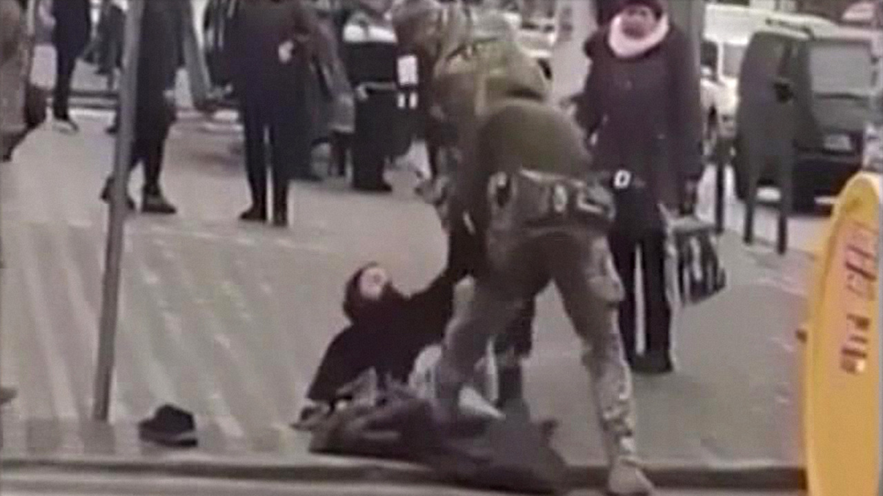 На украинских КПП уже второй день скапливаются люди