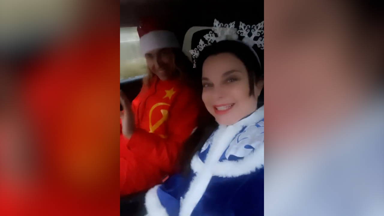Наташа Королева в костюме Снегурочки поздравила соседей с Новым годом