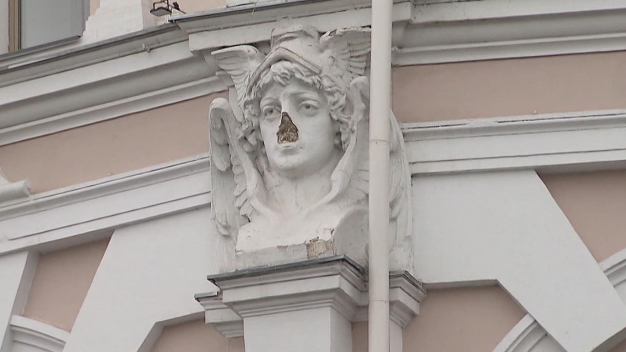 Разрушается маскарон бога Гермеса на фасаде Торгового дома Кузнецова