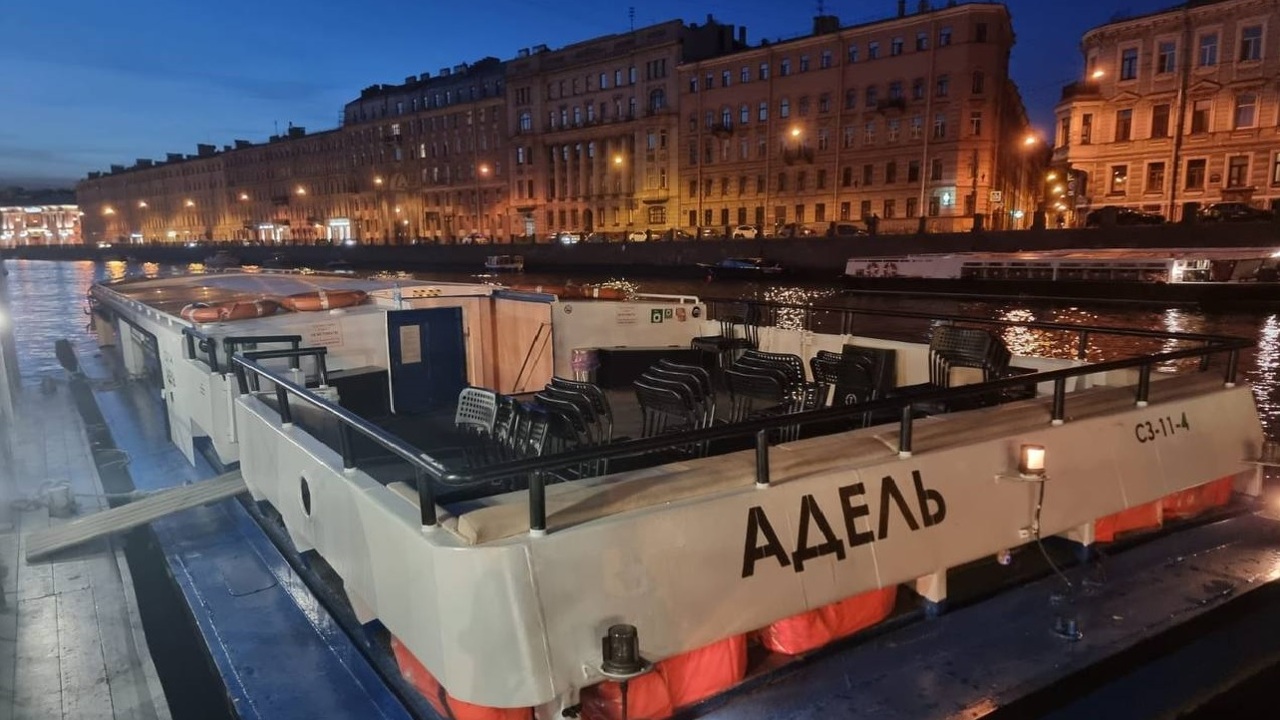 Теплоход протаранил туристическое судно в Петербурге