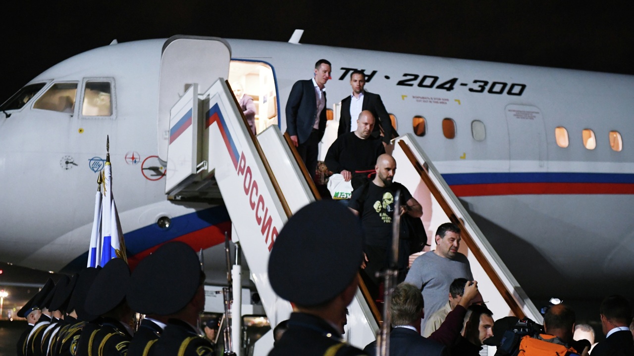 Владимир Путин приехал во Внуково, где приземлился борт с обменянными гражданами РФ