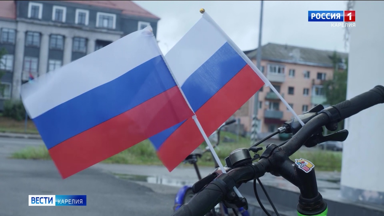 Колонна велосипедистов с российскими триколорами проехала по улицам Медвежьегорска