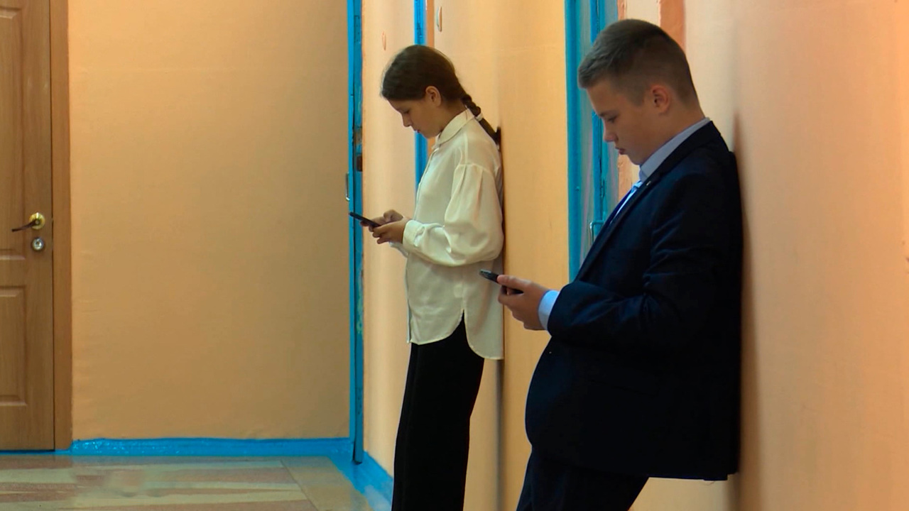 Магаданские школы ужесточают запрет на мобильные телефоны