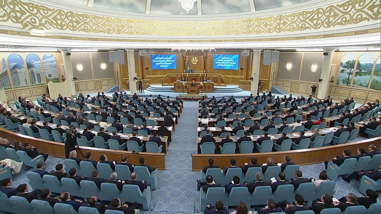 Дефицит бюджета Казахстана, дружба, обогащенная ураном и учения ОДКБ в Киргизии