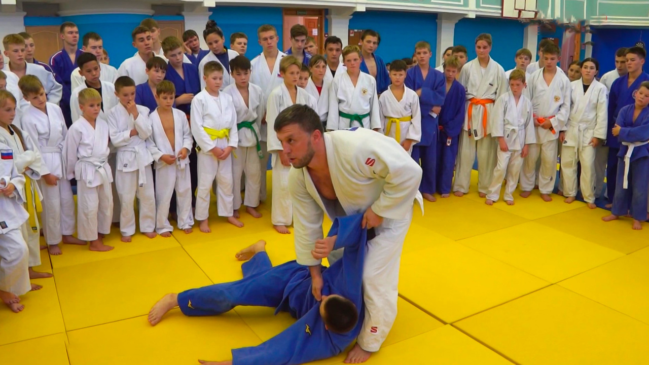 Чемпион мира по дзюдо Магомед Магомедов поделился опытом с магаданскими спортсменами