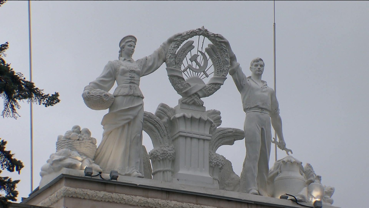 На ВДНХ восстанавливают исторические витражи павильона "Химия"