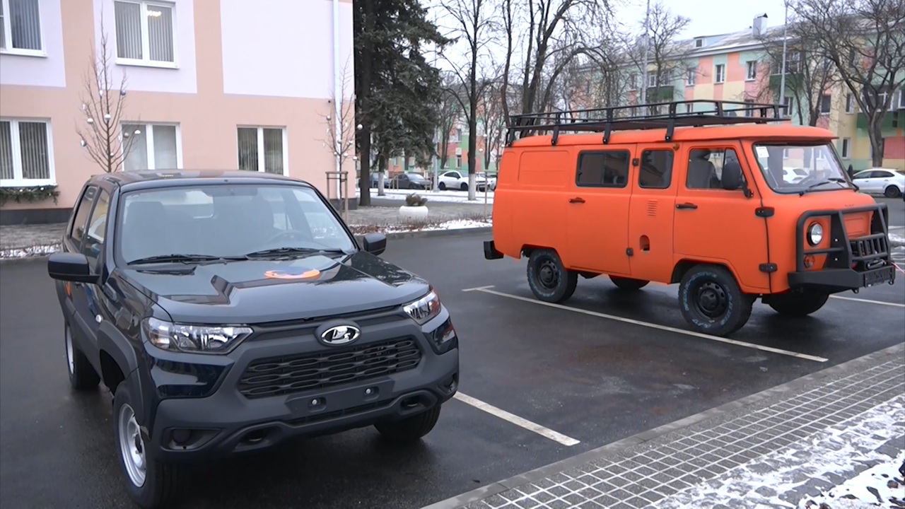 Фонд "Поколение" передал внедорожники бойцам СВО и поисковикам